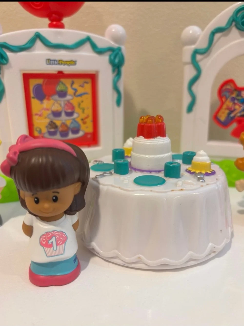 Kids Birthday Playset with White & Green Cake Table